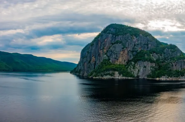 La Baie Die Bucht vor La Baie in Kanada mit einem imposanten Fels direkt am Wasser.