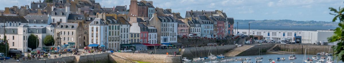 Die Hafenkulisse von Douarnenez am Tag mit der Stadt selbst links und dem Hafenbecken rechts.
