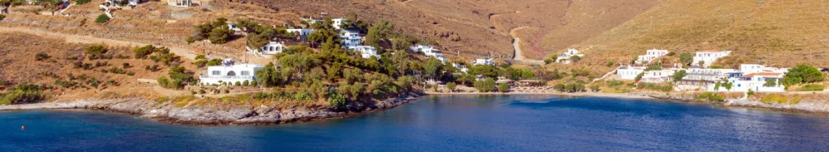 Karge Küstenlinie von Kythnos mit weißen Häusern.