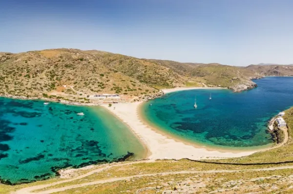 Blick auf den von einer Sandbank geteilten Strand Kolona auf Kythnos.