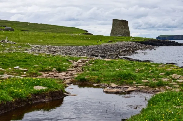 Mousa Landschaft der Insel Mousa, im Hintergrund der Broch.