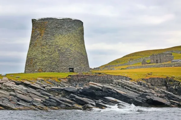 Mousa Broch Der Broch von Mousa – ein prähistorischer Steinturm steht an der Küste.