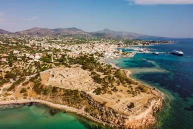 Naturalistischer Küstenabschnitt von Ägina aus der Vogelperspektive fotografiert.