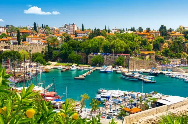 Kleine Hafenbucht mit bunten Booten in Alanya.