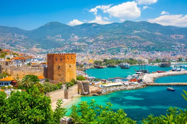 Aussicht auf die Küste und den Hafen von Alanya mit dem Roten Turm – dem Wahrzeichen der Stadt.