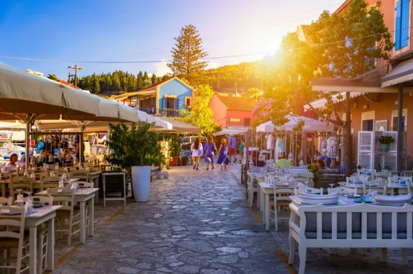 Fiskardo Zentrum Restaurants und Cafés im Stadtzentrum von Fiskardo bei Sonnenuntergang.