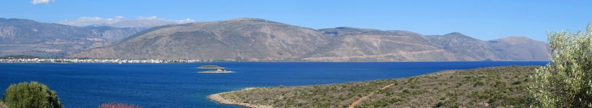 Panoramablick in die von Bergen umsäumte Bucht von Itea.