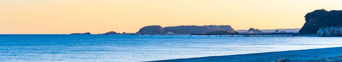Die Sonne geht an einem Strand von Shingu unter.