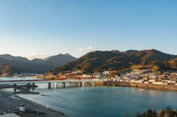 Shingu Panoramablick auf die von Häusern besetzte Küstenlinie von Shangu.