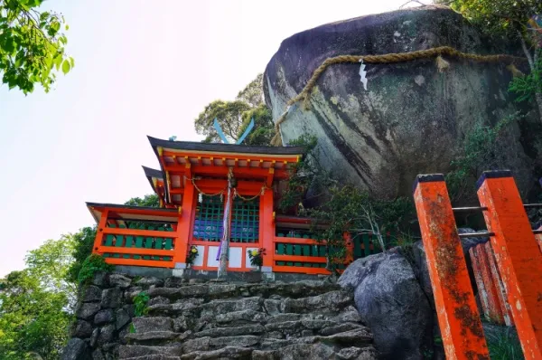 Kamikura-Schrein Roter japanischer Schrein, der in einen Felsen hineingebaut wurde.