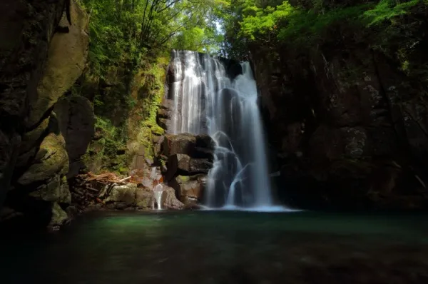 Wasserfall von Shingu Hoher, von mystischem Licht umgebener Wasserfall im Wald.