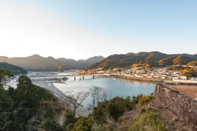 Shingu liegt an einem Fluss, über den eine Brücke führt.