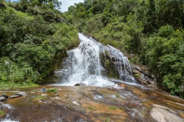 Ein Wasserfall inmitten grüner Natur.