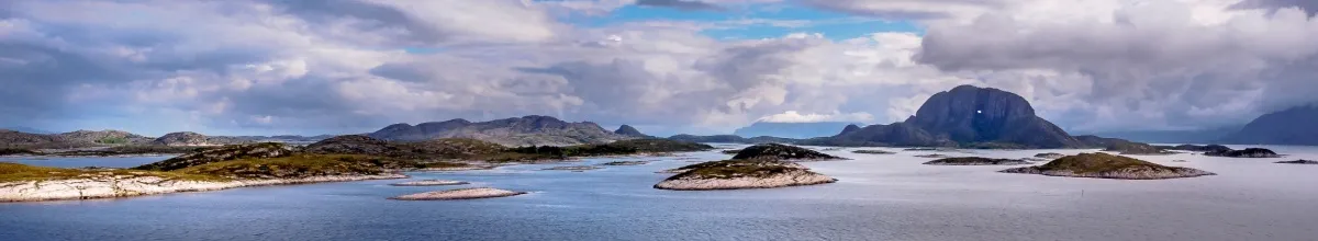 Die zerklüfteten Inseln um Torghatten ragen aus dem Ozean.