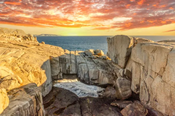 Zerklüftete Felsen an der Küste bei Albany im Torndirrup-Nationalpark während der Golden Hour.