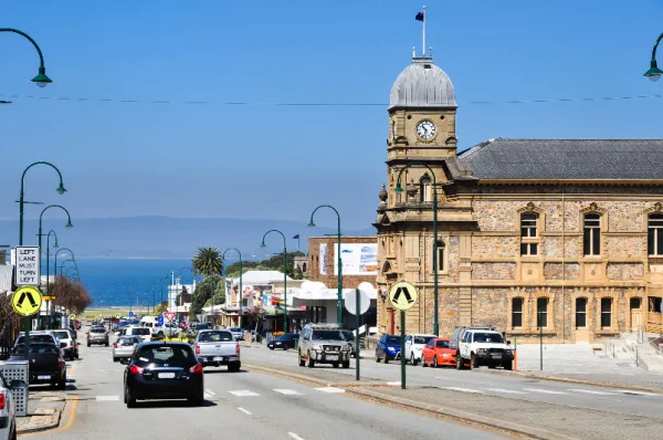 Die Innenstadt von Albany mit einem historischen Gebäude und breiten Straßen am Tag.
