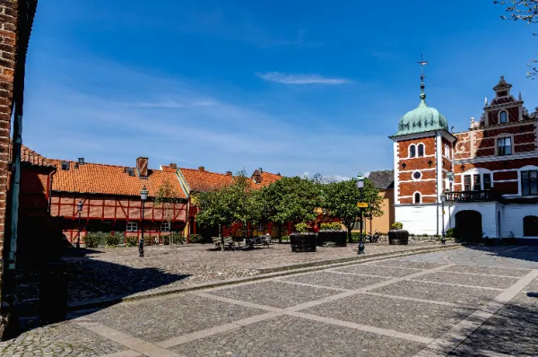 Der mittelalterliche, kopfsteingepflasterte Marktplatz von Ystad am Tag.
