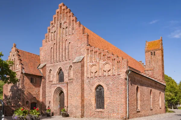 Die steinerne Sankt-Marien-Kirche von Ystad am Tag.