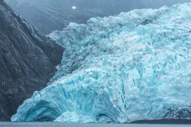 Der Aialik-Gletscher in seiner vollen Höhe, wie er im Meer mündet.