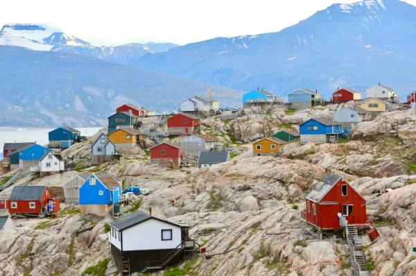 Verteilt auf blankem Fels stehen die bunten Häuser Uummannaqs.