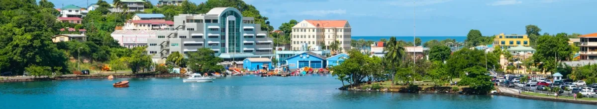 Vieux Fort: Die Stadt Die Stadt Vieux Forts mit Gebäuden, hellem Wasser und umringt von Bäumen.