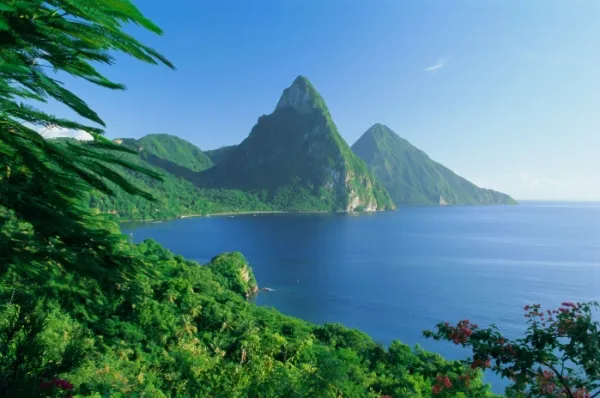 Vieux Fort Hügel Grün bewachsene Berge und Natur der Insel St. Lucia mit blauem Meer.