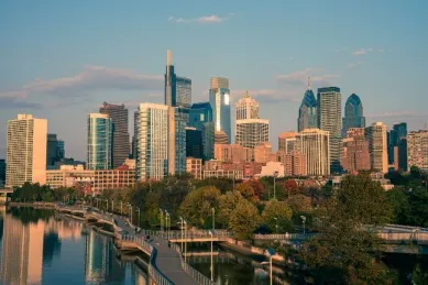 Die imposante Skyline Philadelphias ragt im Licht des Sonnenuntergangs empor.