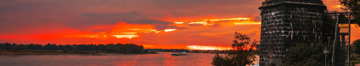 Ein malerischer Sonnenuntergang über dem Niederrhein der den Himmel über Wesel in Feuer taucht.