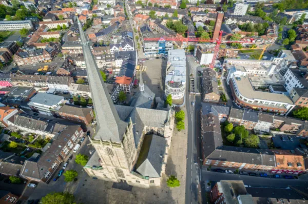 Der Dom von Wesel Vogelperspektive auf den gotischen Dom von Wesel im Herzen der Innenstadt am Tag.