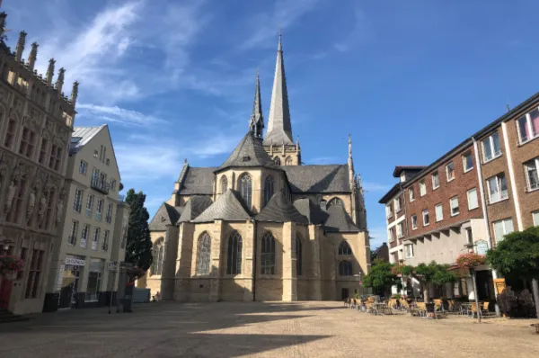 Der Willibrodri-Dom Außenansicht der gotischen Willibrodri-Doms in Wesel am Tag, im Vordergrund der große Markt und links das gotische Rathaus.