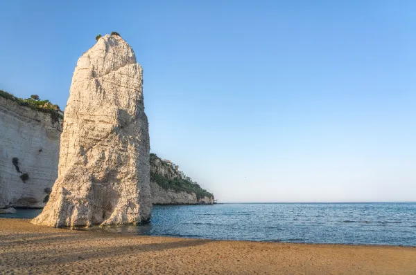 Der sagenumwobene Pizzomunno-Felsen am Strand von Vieste bei Tag.