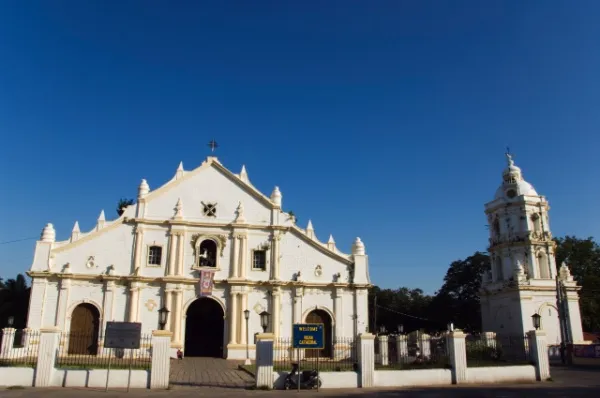 Vigan City Kathedrale Die Kathedrale des heiligen Paulus mit ihrem weißen Haupthaus und Schrägdach links und dem kleinen Turm rechts.