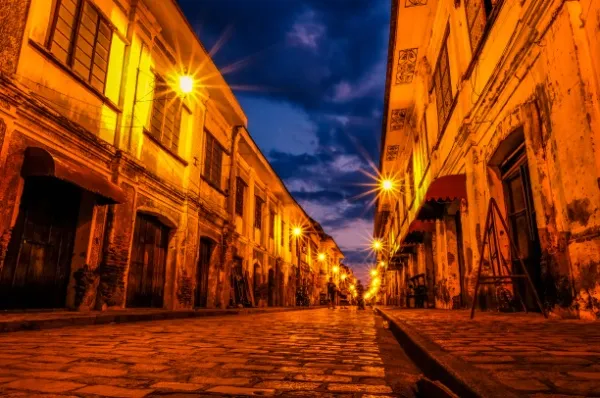 Vigan City bei Nacht Die Straßen von Vigan City bei Nacht, beleuchtet durch Straßenlaternen mit wolkigem Himmel.