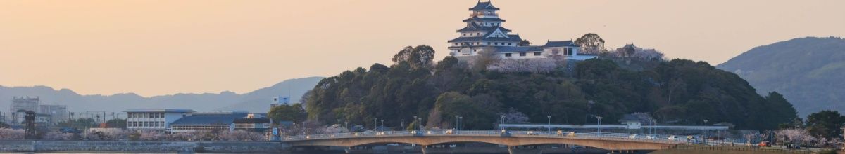 Flussufer in Karatsu, im Hintergrund liegt die Burg.