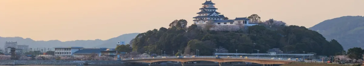 Flussufer in Karatsu, im Hintergrund liegt die Burg.