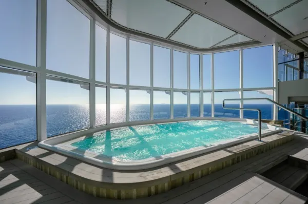 Botanic Garden Pool auf der MSC World America Der Botanic Garden Pool auf MSC World America verfügt über eine breite Glasfront, von der aus Sie einen fantastischen Blick aufs Meer genießen können.