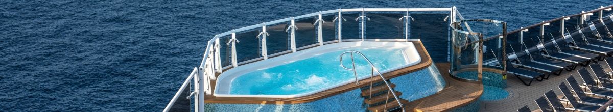 Whirlpool im Außenbereich von MSC World America. Rechts daneben sind einige blaue Liegestühle zu sehen.