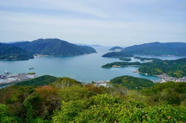 Blick von einem Berg auf die Bucht von Maizuru.