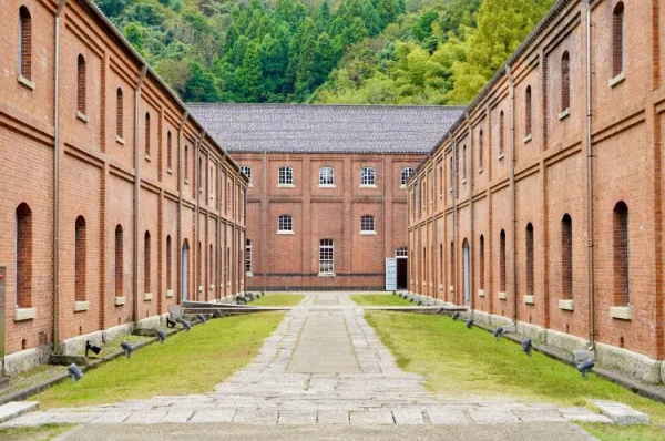 Reihe von alten Lagerhäusern aus roten Ziegelsteinen.