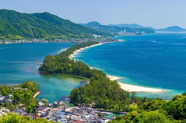Die Sandbank von Amanohashidate, die die beiden Seiten einer Bucht verbindet.