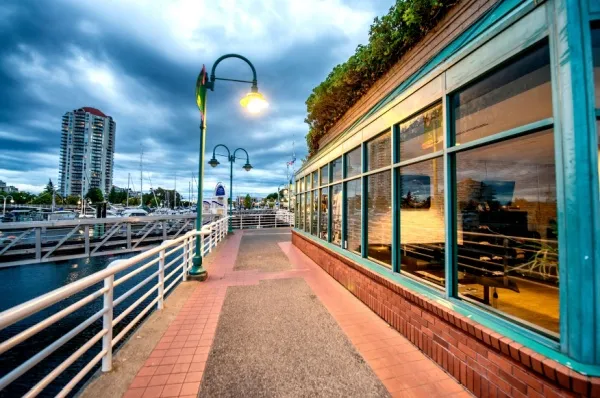 Nanaimo Café am Ufer in Nanaimo mit Straßenlaternen, im Hintergrund Hochhäuser.
