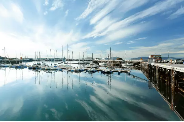 Auf dem Meer stehen die Schiffe an Ihren Anlegern.