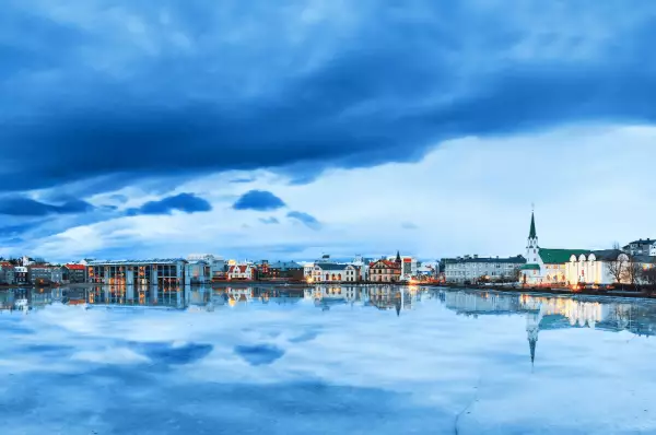 Reykjavik bei nebligem Wetter. Man sieht eine Skyline aus richtung Meer.