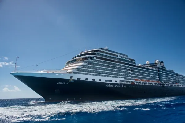 Die Eurodam Der Bug der Eurodam, die auf dem Meer fährt.