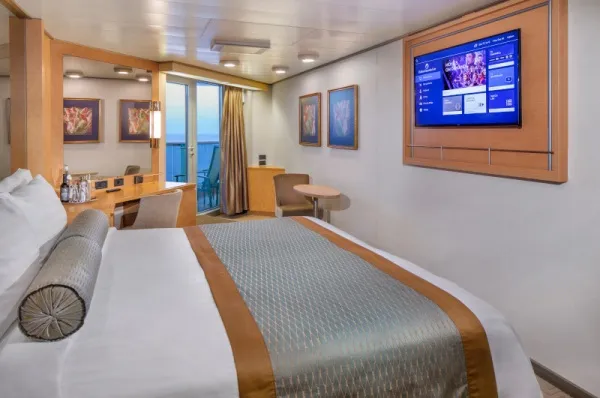 Veranda-Kabine Kabine auf der Eurodam mit Doppelbett, Fernseher und Veranda.