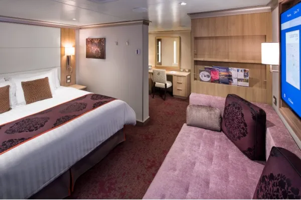 Signature Suite Die Signature Suite an Bord der Koningsdam mit Doppelbett und Couch.