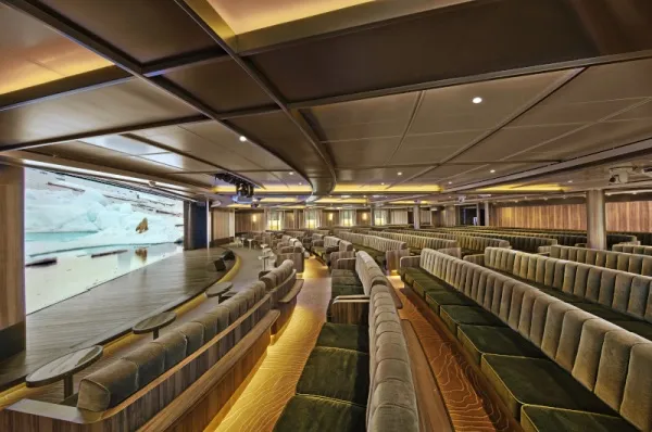 Discovery Centre mit Leinwand und bequemen Sitzreihen.