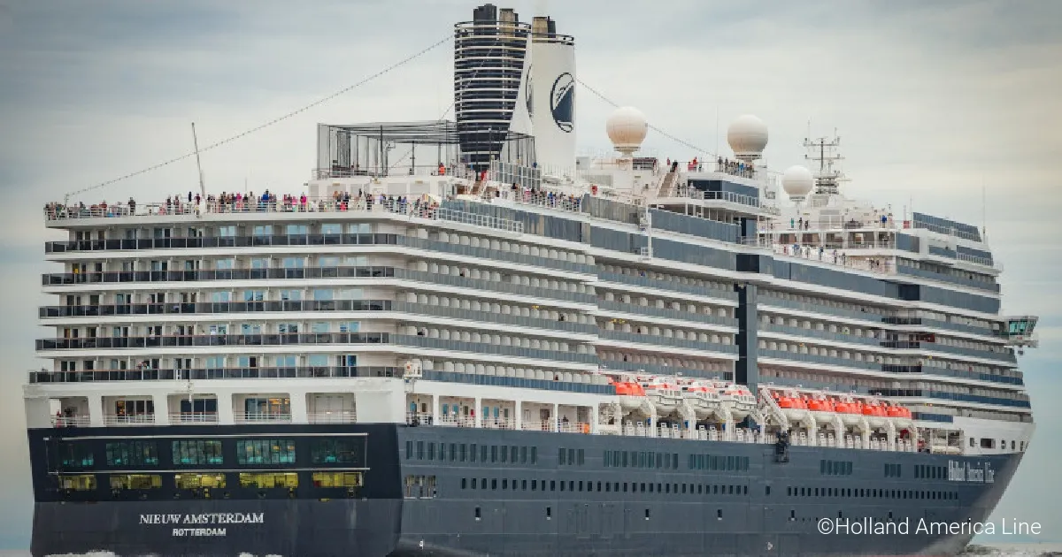 Die Nieuw Amsterdam schippert über das Meer.