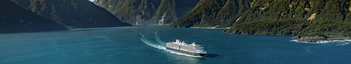 Die Noordam fährt durch einen norwegischen Fjord.