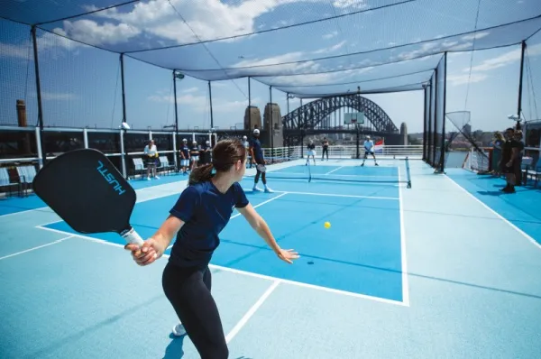 Pickleball Menschen spielen Pickleball auf einem Pickleball-Feld an Deck eines Kreuzfahrtschiffes.
